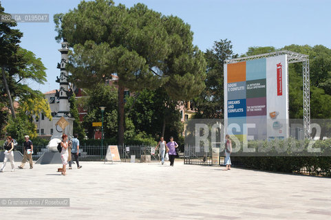 50¡ ESPOSIZIONE INTERNAZIONALE DARTE LA BIENNALE DI VENEZIA : ENTRATA DELLA BIENNALE.  - © 2003 Graziano Arici/Rosebud2