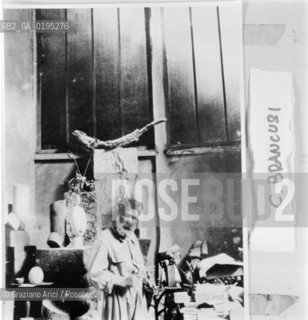 LO SCULTORE COSTANTIN BRANCUSI NEL SUO STUDIO A PARIGI © 1983 ARCHIVIO Graziano Arici/Rosebud2 / ARTE / ./ La cessione dei diritti si intende per quanto di nostra competenza; non comprende invece le eventuali spese relative a diritti che potranno essere richiesti dagli Enti cui appartengono le opere riprese. Tali costi, ove neccessari, e lÕespletamento di qualsivoglia pratica di richiesta permessi sono esclusivamente  a  carico del committente. .