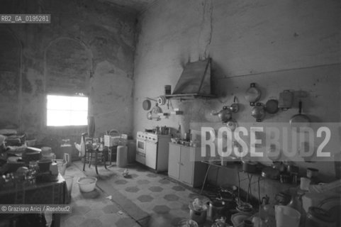 PROBLEMA CASA - CASE IMPROPRIE AL CAVALLINO - VENEZIA -   © 1984  Graziano Arici/Rosebud2 / CASA / BARACCA / POVERTA