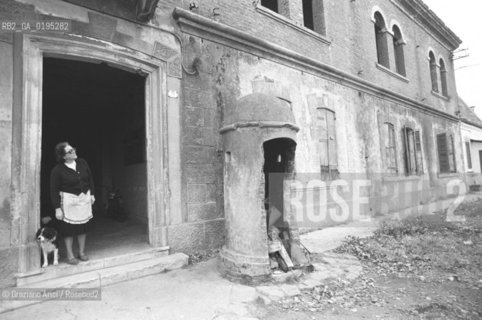 PROBLEMA CASA - CASE IMPROPRIE AL CAVALLINO - VENEZIA -   © 1984  Graziano Arici/Rosebud2 / CASA / BARACCA / POVERTA