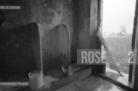 PROBLEMA CASA - CASE IMPROPRIE AL CAVALLINO - VENEZIA -   © 1984  Graziano Arici/Rosebud2 / CASA / BARACCA / POVERTA
