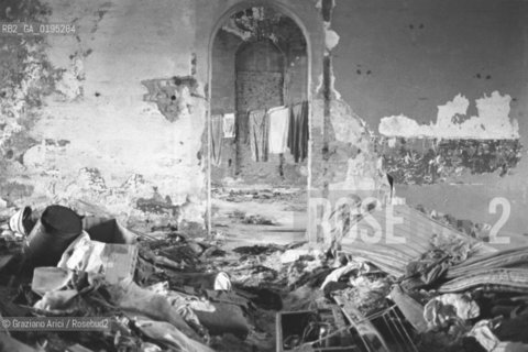 PROBLEMA CASA - CASE IMPROPRIE AL CAVALLINO - VENEZIA -   © 1984  Graziano Arici/Rosebud2 / CASA / BARACCA / POVERTA