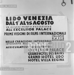 MANIFESTO PUBBLICITARIO PER LA MOSTRA DEL CINEMA AL LIDO DI VENEZIA ANNI VENTI - TRENTA © 1983 ARCHIVIO Graziano Arici/Rosebud2 /  ./ La cessione dei diritti si intende per quanto di nostra competenza; non comprende invece le eventuali spese relative a diritti che potranno essere richiesti dagli Enti cui appartengono le opere riprese. Tali costi, ove neccessari, e lÕespletamento di qualsivoglia pratica di richiesta permessi sono esclusivamente  a  carico del committente. .