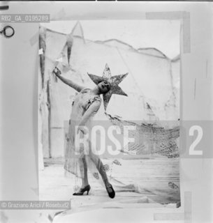 LIDO DI VENEZIA ANNI VENTI - TRENTA © 1983 ARCHIVIO Graziano Arici/Rosebud2 / SPIAGGIA ./ La cessione dei diritti si intende per quanto di nostra competenza; non comprende invece le eventuali spese relative a diritti che potranno essere richiesti dagli Enti cui appartengono le opere riprese. Tali costi, ove neccessari, e lÕespletamento di qualsivoglia pratica di richiesta permessi sono esclusivamente  a  carico del committente. .