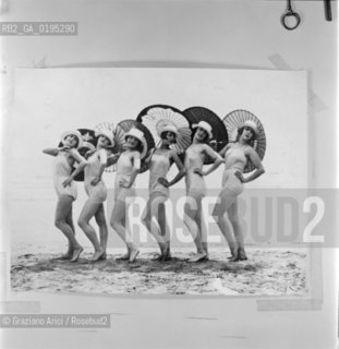 LIDO DI VENEZIA ANNI VENTI - TRENTA © 1983 ARCHIVIO Graziano Arici/Rosebud2 / SPIAGGIA ./ La cessione dei diritti si intende per quanto di nostra competenza; non comprende invece le eventuali spese relative a diritti che potranno essere richiesti dagli Enti cui appartengono le opere riprese. Tali costi, ove neccessari, e lÕespletamento di qualsivoglia pratica di richiesta permessi sono esclusivamente  a  carico del committente. .