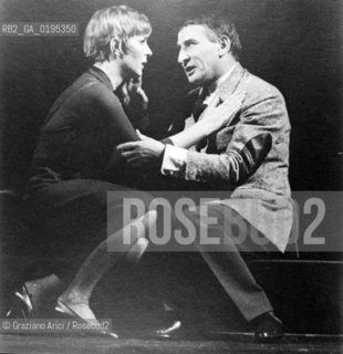 GLI ATTORI RENATO RASCEL E DELIA SCALA  © 1983 ARCHIVIO Graziano Arici/Rosebud2 / TEATRO / PROSA La cessione dei diritti si intende per quanto di nostra competenza; non comprende invece le eventuali spese relative a diritti che potranno essere richiesti dagli Enti cui appartengono le opere riprese. Tali costi, ove neccessari, e lÕespletamento di qualsivoglia pratica di richiesta permessi sono esclusivamente  a  carico del committente. .