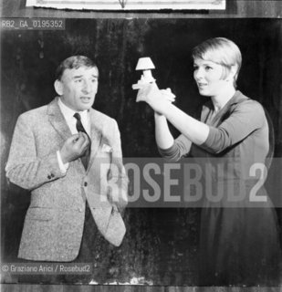 GLI ATTORI RENATO RASCEL E DELIA SCALA  © 1983 ARCHIVIO Graziano Arici/Rosebud2 / TEATRO / PROSA La cessione dei diritti si intende per quanto di nostra competenza; non comprende invece le eventuali spese relative a diritti che potranno essere richiesti dagli Enti cui appartengono le opere riprese. Tali costi, ove neccessari, e lÕespletamento di qualsivoglia pratica di richiesta permessi sono esclusivamente  a  carico del committente. .