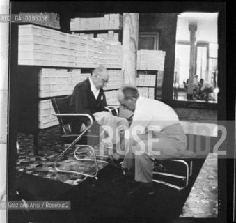 IL COMPOSITORE IGOR STRAVINSKIJ ACQUISTA UN PAIO DI SCARPE IN UN NEGOZIO A VENEZIA  © 1983 ARCHIVIO Graziano Arici/Rosebud2 / MUSICA CLASSICA /  La cessione dei diritti si intende per quanto di nostra competenza; non comprende invece le eventuali spese relative a diritti che potranno essere richiesti dagli Enti cui appartengono le opere riprese. Tali costi, ove neccessari, e lÕespletamento di qualsivoglia pratica di richiesta permessi sono esclusivamente  a  carico del committente. .