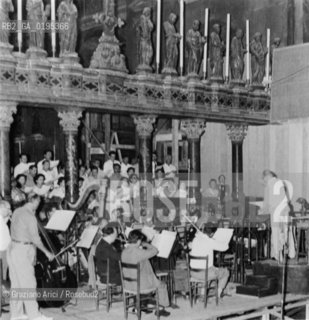 IL COMPOSITORE IGOR STRAVINSKIJ DURANTE LE PROVE DI UN CONCERTO NELLA BASILICA DI SAN MARCO A VENEZIA - 1956  © 1983 ARCHIVIO Graziano Arici/Rosebud2 / MUSICA CLASSICA /  La cessione dei diritti si intende per quanto di nostra competenza; non comprende invece le eventuali spese relative a diritti che potranno essere richiesti dagli Enti cui appartengono le opere riprese. Tali costi, ove neccessari, e lÕespletamento di qualsivoglia pratica di richiesta permessi sono esclusivamente  a  carico del committente. .