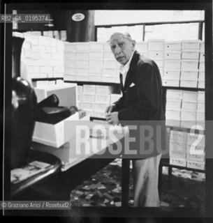 IL COMPOSITORE IGOR STRAVINSKIJ ACQUISTA UN PAIO DI SCARPE IN UN NEGOZIO A VENEZIA  © 1983 ARCHIVIO Graziano Arici/Rosebud2 / MUSICA CLASSICA /  La cessione dei diritti si intende per quanto di nostra competenza; non comprende invece le eventuali spese relative a diritti che potranno essere richiesti dagli Enti cui appartengono le opere riprese. Tali costi, ove neccessari, e lÕespletamento di qualsivoglia pratica di richiesta permessi sono esclusivamente  a  carico del committente. .