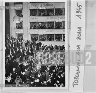 IL DIRETTORE DORCHESTRA ARTURO TOSCANINI AL TEATRO ALLA SCALA DI MILANO - 1945 © 1983 ARCHIVIO Graziano Arici/Rosebud2 / MUSICA CLASSICA /./ La cessione dei diritti si intende per quanto di nostra competenza; non comprende invece le eventuali spese relative a diritti che potranno essere richiesti dagli Enti cui appartengono le opere riprese. Tali costi, ove neccessari, e lÕespletamento di qualsivoglia pratica di richiesta permessi sono esclusivamente  a  carico del committente. .