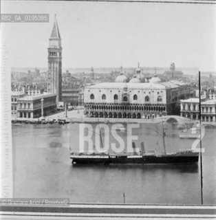 VEDUTA DI PIAZZA SAN MARCO A VENEZIA   © 1983 ARCHIVIO Graziano Arici/Rosebud2 / GEOGRAFIA / NAVE  La cessione dei diritti si intende per quanto di nostra competenza; non comprende invece le eventuali spese relative a diritti che potranno essere richiesti dagli Enti cui appartengono le opere riprese. Tali costi, ove neccessari, e lÕespletamento di qualsivoglia pratica di richiesta permessi sono esclusivamente  a  carico del committente. .