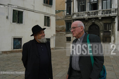 VENEZIA  2-5 OTTOBRE 2003 FONDAMENTA  SENZA PIU -  IL SACERDOTE GEORGE COYNE DIRETTORE DELLOSSERVATORIO DELLA SPECOLA VATICANA  CON ENZO BIANCHI ©Graziano Arici/Rosebud2