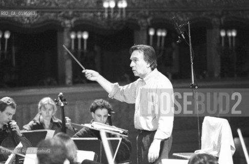 IL DIRETTORE DORCHESTRA CLAUDIO ABBADO DIREIGE NEL GRAN TEATRO LA FENICE DI VENEZIA  ©1992 Graziano Arici/Rosebud2 MUSICA CLASSICA