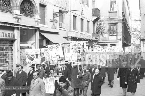 VENEZIA MANIFESTAZIONE CONTRO LALTA MAREA  © 1968 Graziano Arici/Rosebud2 / ACQUA ALTA