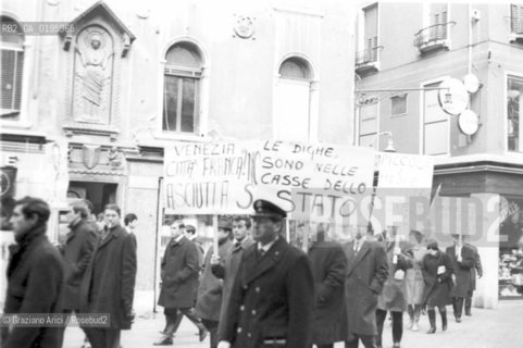 VENEZIA MANIFESTAZIONE CONTRO LALTA MAREA  © 1968 Graziano Arici/Rosebud2 / ACQUA ALTA
