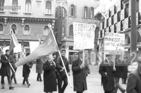 VENEZIA MANIFESTAZIONE CONTRO LALTA MAREA  © 1968 Graziano Arici/Rosebud2 / ACQUA ALTA