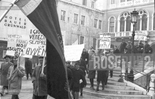 VENEZIA MANIFESTAZIONE CONTRO LALTA MAREA  © 1968 Graziano Arici/Rosebud2 / ACQUA ALTA
