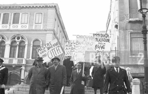 VENEZIA MANIFESTAZIONE CONTRO LALTA MAREA  © 1968 Graziano Arici/Rosebud2 / ACQUA ALTA