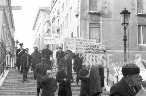 VENEZIA MANIFESTAZIONE CONTRO LALTA MAREA  © 1968 Graziano Arici/Rosebud2 / ACQUA ALTA