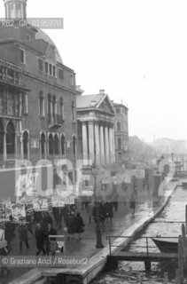 VENEZIA MANIFESTAZIONE CONTRO LALTA MAREA  © 1968 Graziano Arici/Rosebud2 / ACQUA ALTA