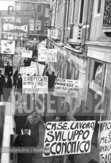 VENEZIA MANIFESTAZIONE CONTRO LALTA MAREA  © 1968 Graziano Arici/Rosebud2 / ACQUA ALTA