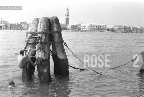 VENEZIA BAMBINI CHE FANNO IL BAGNO IN BACINO DI SAN MARCO  © 1968 Graziano Arici/Rosebud2