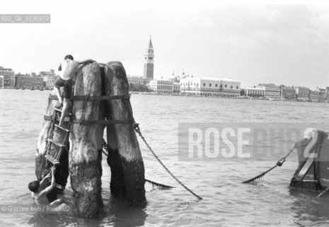 VENEZIA BAMBINI CHE FANNO IL BAGNO IN BACINO DI SAN MARCO  © 1968 GRAZIANO ARIC