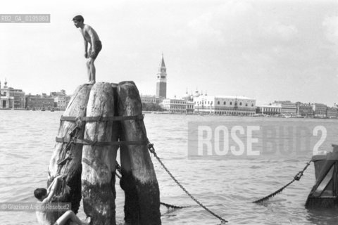 VENEZIA BAMBINI CHE FANNO IL BAGNO IN BACINO DI SAN MARCO  © 1968 GRAZIANO ARIC
