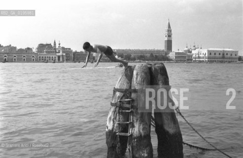 VENEZIA BAMBINI CHE FANNO IL BAGNO IN BACINO DI SAN MARCO  © 1968 GRAZIANO ARIC