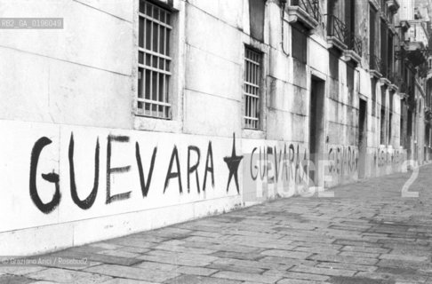VENEZIA CONTESTAZIONE DEL 68 SCRITTE SU CHE GUEVARA  © 1968 Graziano Arici/Rosebud2