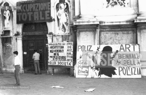 VENEZIA CONTESTAZIONE DEL 68 OCCUPAZIONE DELLACCADEMIA DI BELLE ARTI BIENNALE DARTE  © 1968 Graziano Arici/Rosebud2