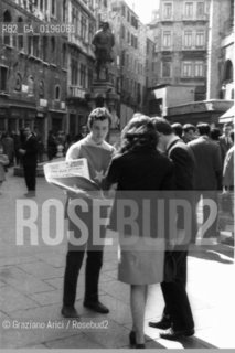 VENEZIA CONTESTAZIONE DEL 68 VENDITA DI GIORNALI IN CAMPO S.BORTOLOMIO  © 1968 Graziano Arici/Rosebud2