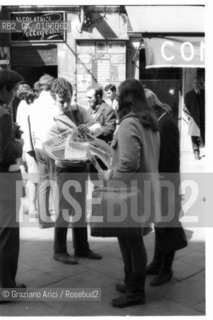 VENEZIA CONTESTAZIONE DEL 68 VENDITA DI GIORNALI IN CAMPO S.BORTOLOMIO  © 1968 Graziano Arici/Rosebud2