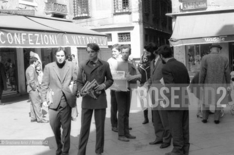 VENEZIA CONTESTAZIONE DEL 68 VENDITA DI GIORNALI IN CAMPO S.BORTOLOMIO  © 1968 Graziano Arici/Rosebud2 GIANNI DESTE MASSIMO CACCIARI ROBERTO DAGOSTINO