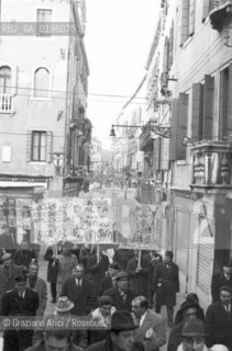 VENEZIA CONTESTAZIONE DEL 68 MANIFESTAZIONE DI OPERAI DI PORTO MARGHERA  © 1968 Graziano Arici/Rosebud2