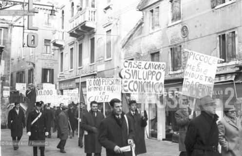 VENEZIA CONTESTAZIONE DEL 68 MANIFESTAZIONE DI OPERAI DI PORTO MARGHERA  © 1968 Graziano Arici/Rosebud2