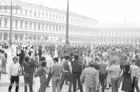 VENEZIA CONTESTAZIONE DEL 68 CONTESTAZIONE DELLA BIENNALE DARTE SCONTRI IN PIAZZA S.MARCO  PER LINNALZAMENTO DI UNA BANDIERA ROSSA SUI PILI © 1968 Graziano Arici/Rosebud2 LUIGI NONO MASSIMO CACCIARI EMILIO VEDOVA