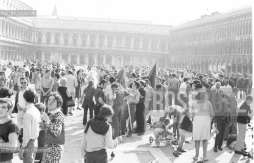 VENEZIA CONTESTAZIONE DEL 68 CONTESTAZIONE DELLA BIENNALE DARTE SCONTRI IN PIAZZA S.MARCO  PER LINNALZAMENTO DI UNA BANDIERA ROSSA SUI PILI © 1968 Graziano Arici/Rosebud2