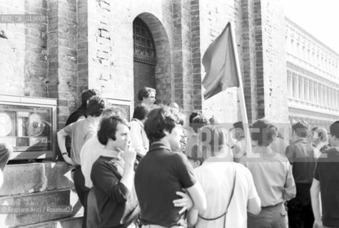 VENEZIA CONTESTAZIONE DEL 68 CONTESTAZIONE DELLA BIENNALE DARTE SCONTRI IN PIAZZA S.MARCO  PER LINNALZAMENTO DI UNA BANDIERA ROSSA SUI PILI © 1968 Graziano Arici/Rosebud2