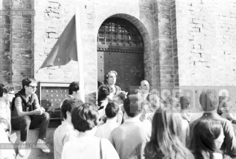 VENEZIA CONTESTAZIONE DEL 68 CONTESTAZIONE DELLA BIENNALE DARTE SCONTRI IN PIAZZA S.MARCO  PER LINNALZAMENTO DI UNA BANDIERA ROSSA SUI PILI © 1968 Graziano Arici/Rosebud2