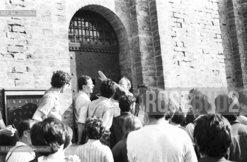 VENEZIA CONTESTAZIONE DEL 68 CONTESTAZIONE DELLA BIENNALE DARTE SCONTRI IN PIAZZA S.MARCO  PER LINNALZAMENTO DI UNA BANDIERA ROSSA SUI PILI © 1968 Graziano Arici/Rosebud2