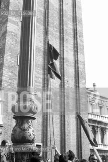 VENEZIA CONTESTAZIONE DEL 68 CONTESTAZIONE DELLA BIENNALE DARTE SCONTRI IN PIAZZA S.MARCO  PER LINNALZAMENTO DI UNA BANDIERA ROSSA SUI PILI © 1968 Graziano Arici/Rosebud2