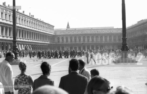 VENEZIA CONTESTAZIONE DEL 68 CONTESTAZIONE DELLA BIENNALE DARTE SCONTRI IN PIAZZA S.MARCO  PER LINNALZAMENTO DI UNA BANDIERA ROSSA SUI PILI © 1968 Graziano Arici/Rosebud2 LUIGI NONO MASSIMO CACCIARI EMILIO VEDOVA