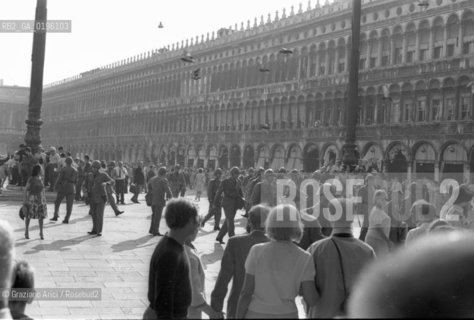 VENEZIA CONTESTAZIONE DEL 68 CONTESTAZIONE DELLA BIENNALE DARTE SCONTRI IN PIAZZA S.MARCO  PER LINNALZAMENTO DI UNA BANDIERA ROSSA SUI PILI © 1968 Graziano Arici/Rosebud2 LUIGI NONO MASSIMO CACCIARI EMILIO VEDOVA
