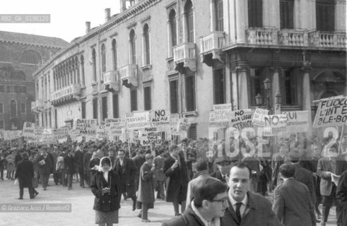 VENEZIA CONTESTAZIONE MANIFESTAZIONE STUDENTESCA  © 1968 Graziano Arici/Rosebud2 STEFANO BOATO MARCO