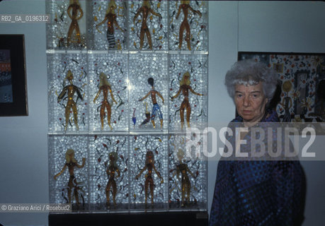 LA COLLEZIONISTA DARTE PEGGY GUGGENHEIM NELLA SUA CASA A VENEZIA ACCANTO ALLE SCULTURE IN VETRO DELLA FIGLIA PEGEEN  - 1979 -  ©Graziano Arici/Rosebud2 / ARTE / CA VENIER DEI LEONI