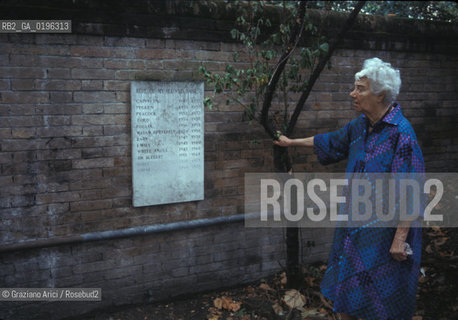 LA COLLEZIONISTA DARTE PEGGY GUGGENHEIM NELLA SUA CASA A VENEZIA ACCANTO ALLA TOMBA DEI SUOI CANI  - 1979 -  ©Graziano Arici/Rosebud2 / ARTE / CA VENIER DEI LEONI