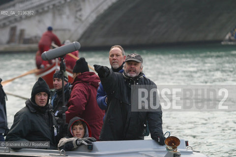 06/01/2004  ITALY, VENICE : THE SHOOTING OF THE MOVIE THE MERCHANT OF VENICE DIRECTED BY MICHAEL RADFORD  -  THE DIRECTOR MICHAEL RADFORD © 2004 Graziano Arici/Rosebud2 FILM.MERCANTE DI VENEZIA SHAKESPEARE