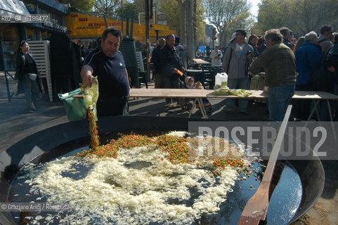 ARLES (PROVENCE, FRANCE) APRILE 2004 LA FERIA DI PASQUA  ABRIVADO ©Graziano Arici/Rosebud2 GASTRONOMIA PAELLA